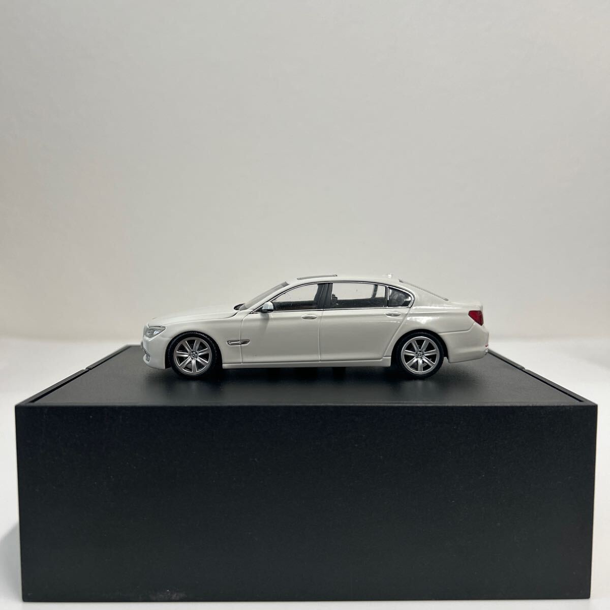 BMW дилер специальный заказ PMA 1/43 750Li F02 MINICHAMPS 7 серии белый миникар модель машина 