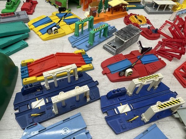 1円 タカラトミー プラレール 情景部品 駅舎 トンネル ステーション 踏み切り 鉄橋 他 大量 まとめて TOMY おもちゃ 鉄道車両 即日配送の画像6