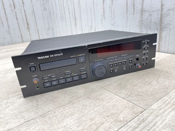 1円 TASCAM TEAC DATデッキ 業務用 DA-30 mkⅡ 通電確認 ジャンク ブラック ラックマウント オーディオ機器 タスカム ティアック 即日配送_画像1