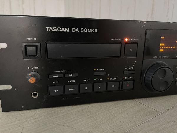 1円 TASCAM TEAC DATデッキ 業務用 DA-30 mkⅡ 通電確認 ジャンク ブラック ラックマウント オーディオ機器 タスカム ティアック 即日配送_画像3