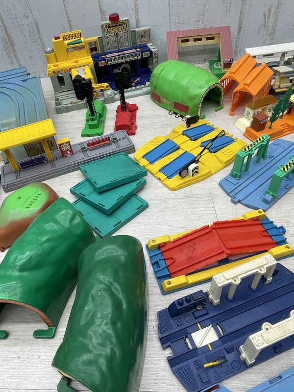 1円 タカラトミー プラレール 情景部品 駅舎 トンネル ステーション 踏み切り 鉄橋 他 大量 まとめて TOMY おもちゃ 鉄道車両 即日配送の画像4