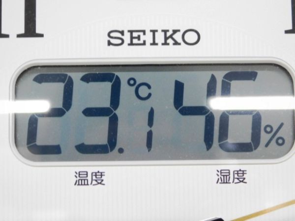 M509★SEIKO 電波掛け時計 KX383B 壁掛け 温度計 湿度計 カレンダー 美品 セイコー 掛時計 電波式★送料780円〜の画像4