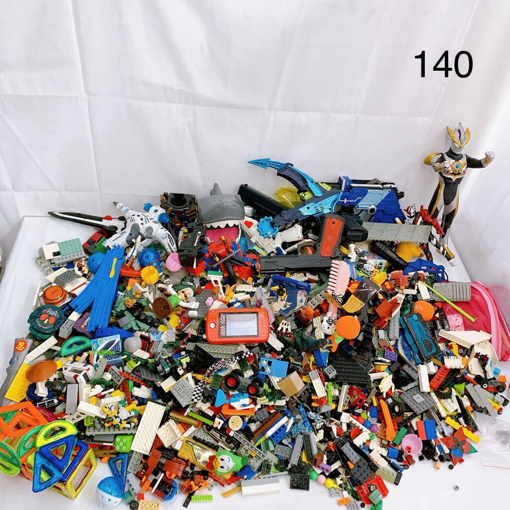 4SB157 1円〜おもちゃまとめ 大量 LEGO レゴブロック仮面ライダー フィギュア ヒーロー物 中古 現状品 動作未確認の画像1