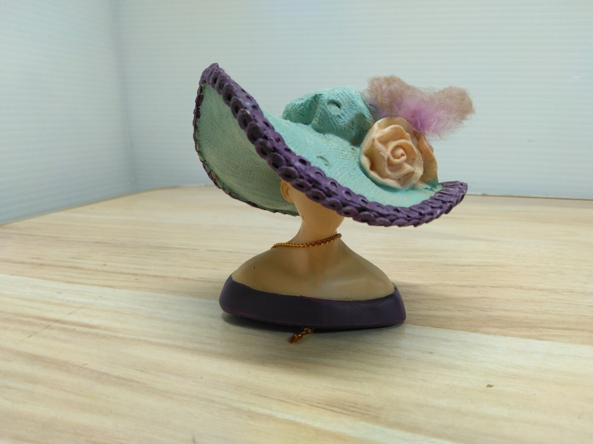 帽子を被った女の人　フィギュア　インテリア　飾り物　置物　婦人　オブジェ　Q_画像1