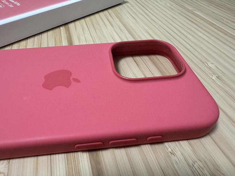 美品 Apple純正 MagSafe対応 iPhone 15 Proシリコーンケース グアバ MT1G3FE/A iPhone 15 Pro Silicone Case Guava A3125の画像3