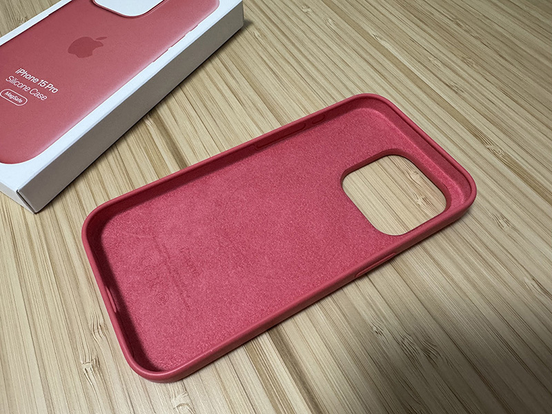 美品 Apple純正 MagSafe対応 iPhone 15 Proシリコーンケース グアバ MT1G3FE/A iPhone 15 Pro Silicone Case Guava A3125の画像2