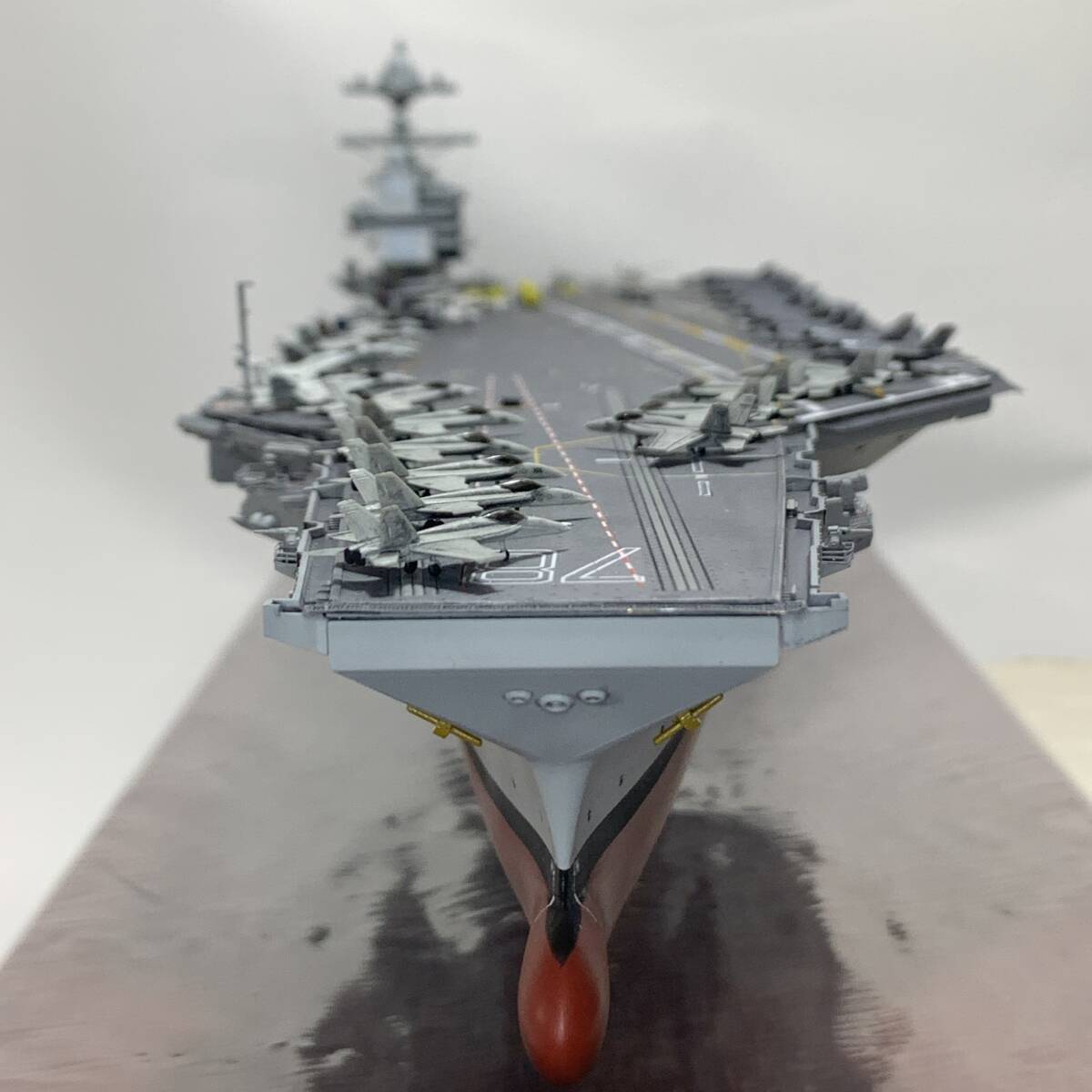 [完成品]USS ジェラルド・R・フォード CVN-78 アメリカ海軍 原子力空母 1:700スケール 艦船模型の画像3