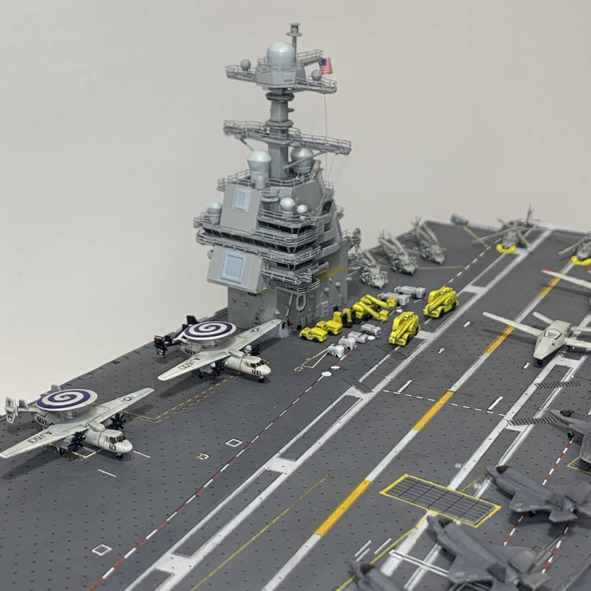 [完成品]USS ジェラルド・R・フォード CVN-78 アメリカ海軍 原子力空母 1:700スケール 艦船模型の画像6