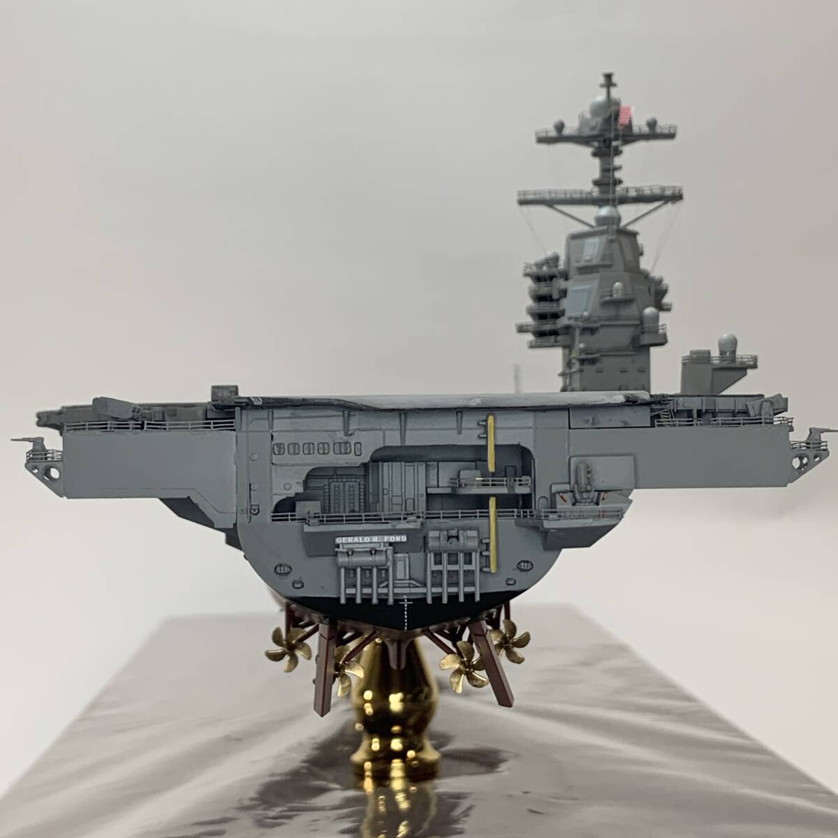 [完成品]USS ジェラルド・R・フォード CVN-78 アメリカ海軍 原子力空母 1:700スケール 艦船模型の画像7