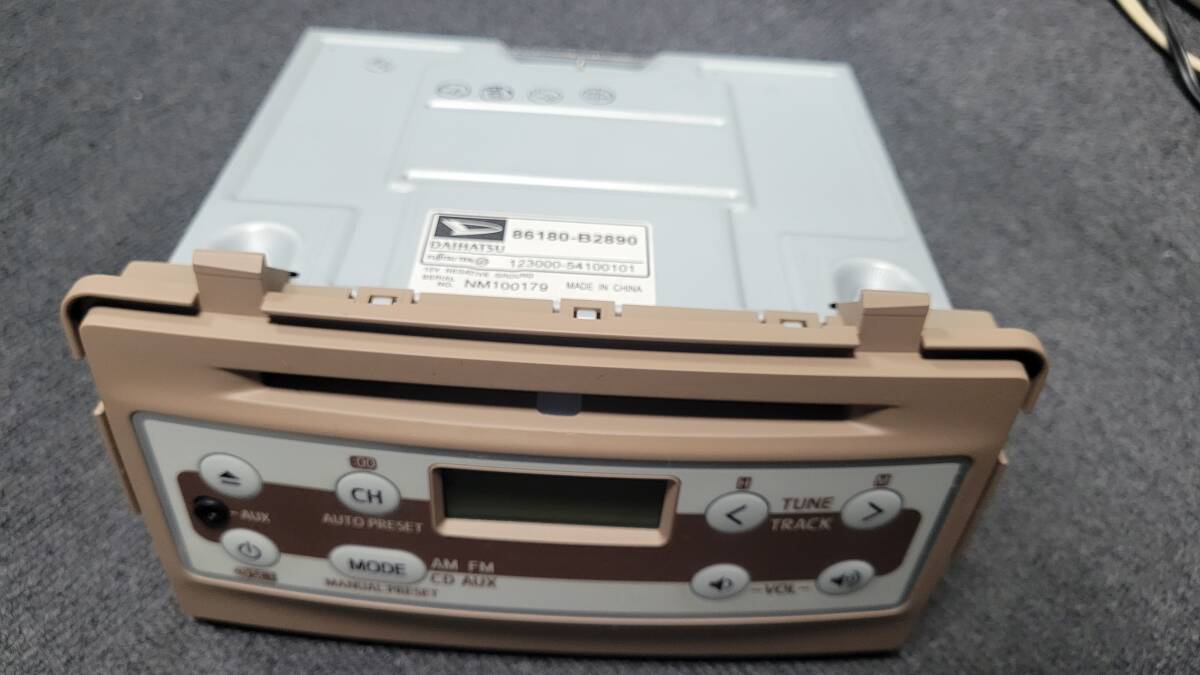 L675 純正デッキ 純正オーディオ 86180-B2890 L685 CDデッキ ミラココア ココア ダイハツ 動作確認済み オーディオ デッキ コンポ 中古品_画像7