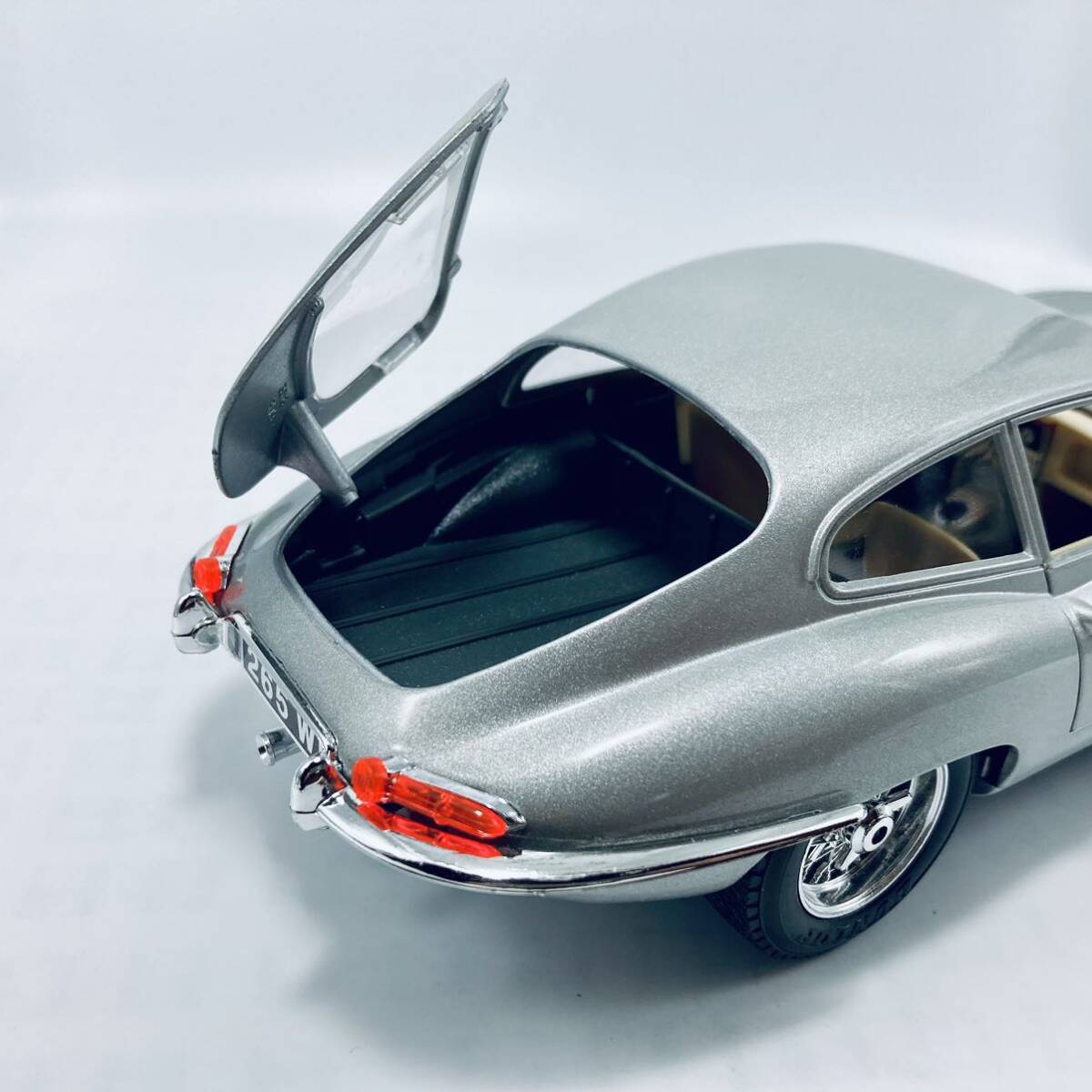  Italy made Vintage thing burago 1/18 JAGUAR E-type COUPE Silver