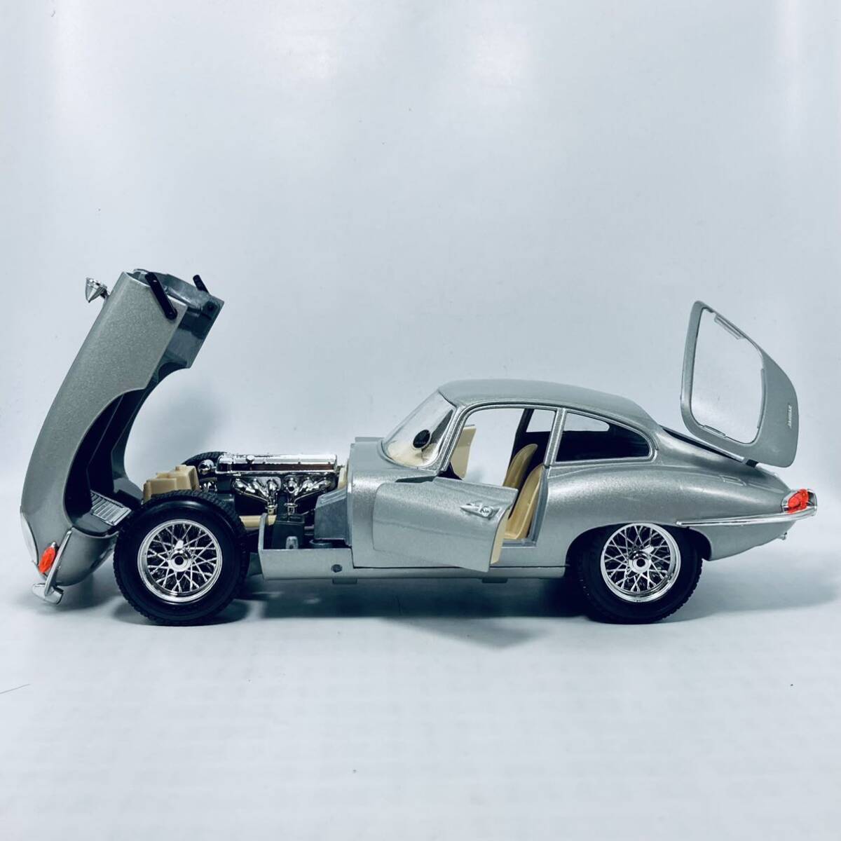  Italy made Vintage thing burago 1/18 JAGUAR E-type COUPE Silver