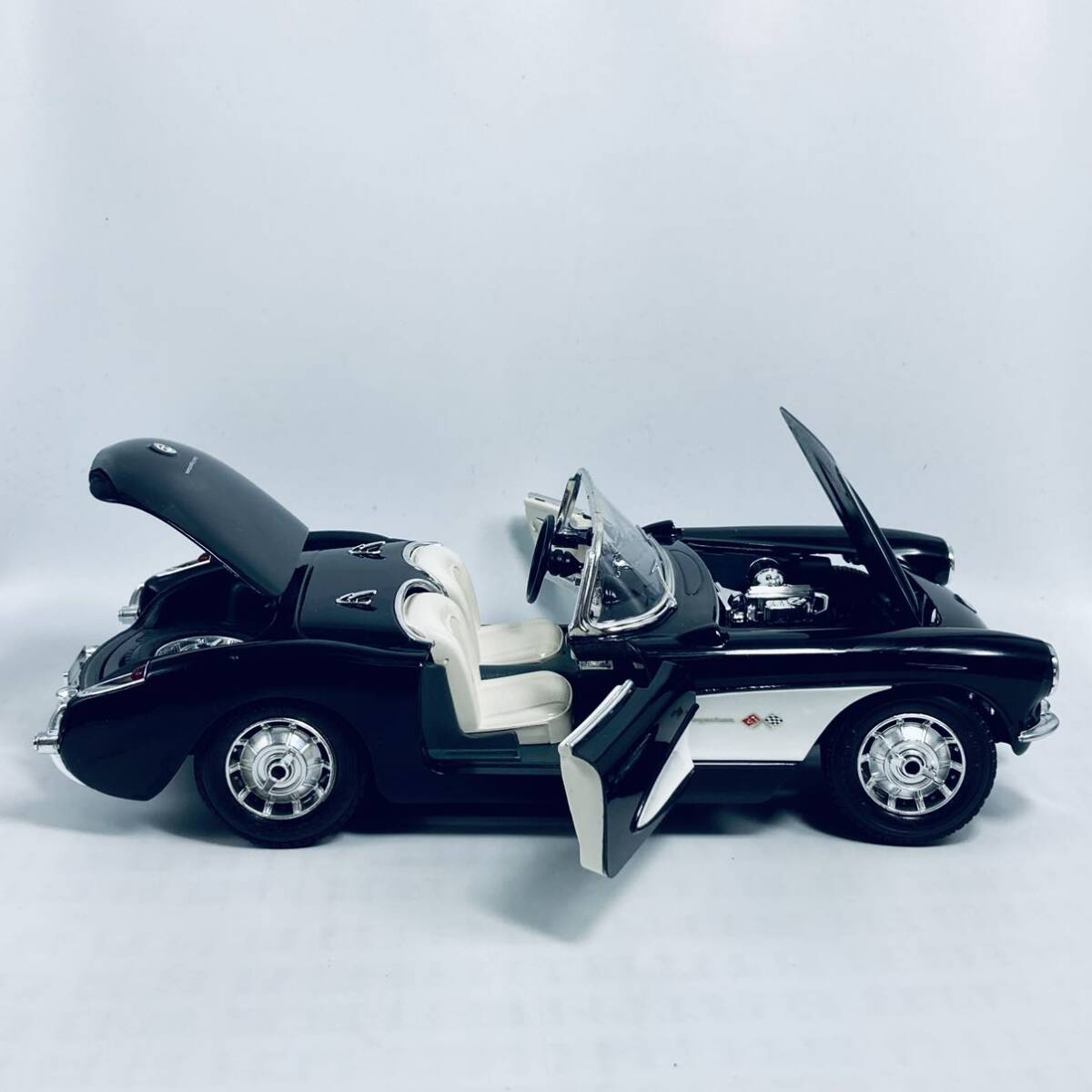 イタリア製 ビンテージ物 burago 1/18 C1 CHEVROLET CORVETTE 1957 シボレー・コルベット ブラック ホワイトツートン