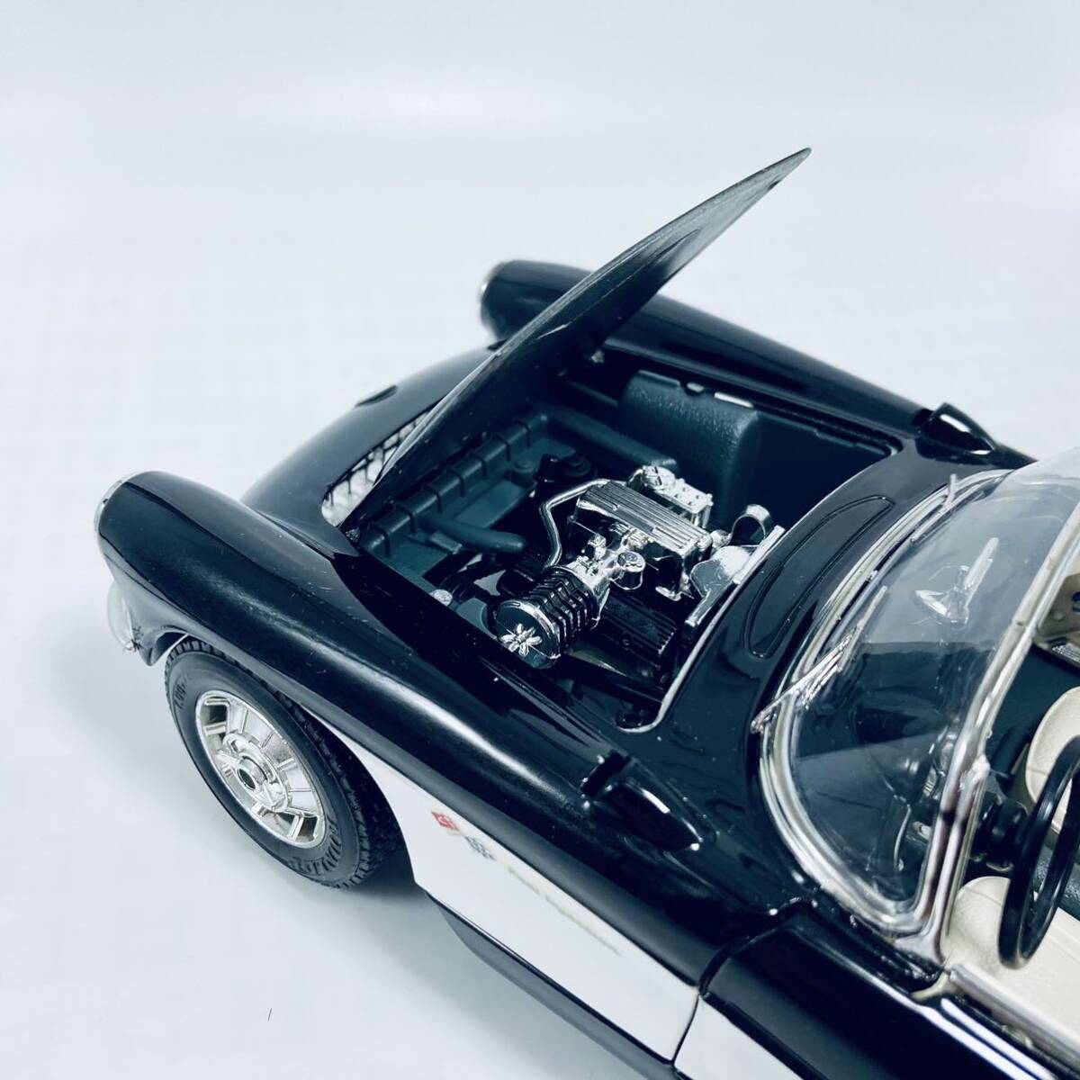 イタリア製 ビンテージ物 burago 1/18 C1 CHEVROLET CORVETTE 1957 シボレー・コルベット ブラック ホワイトツートン