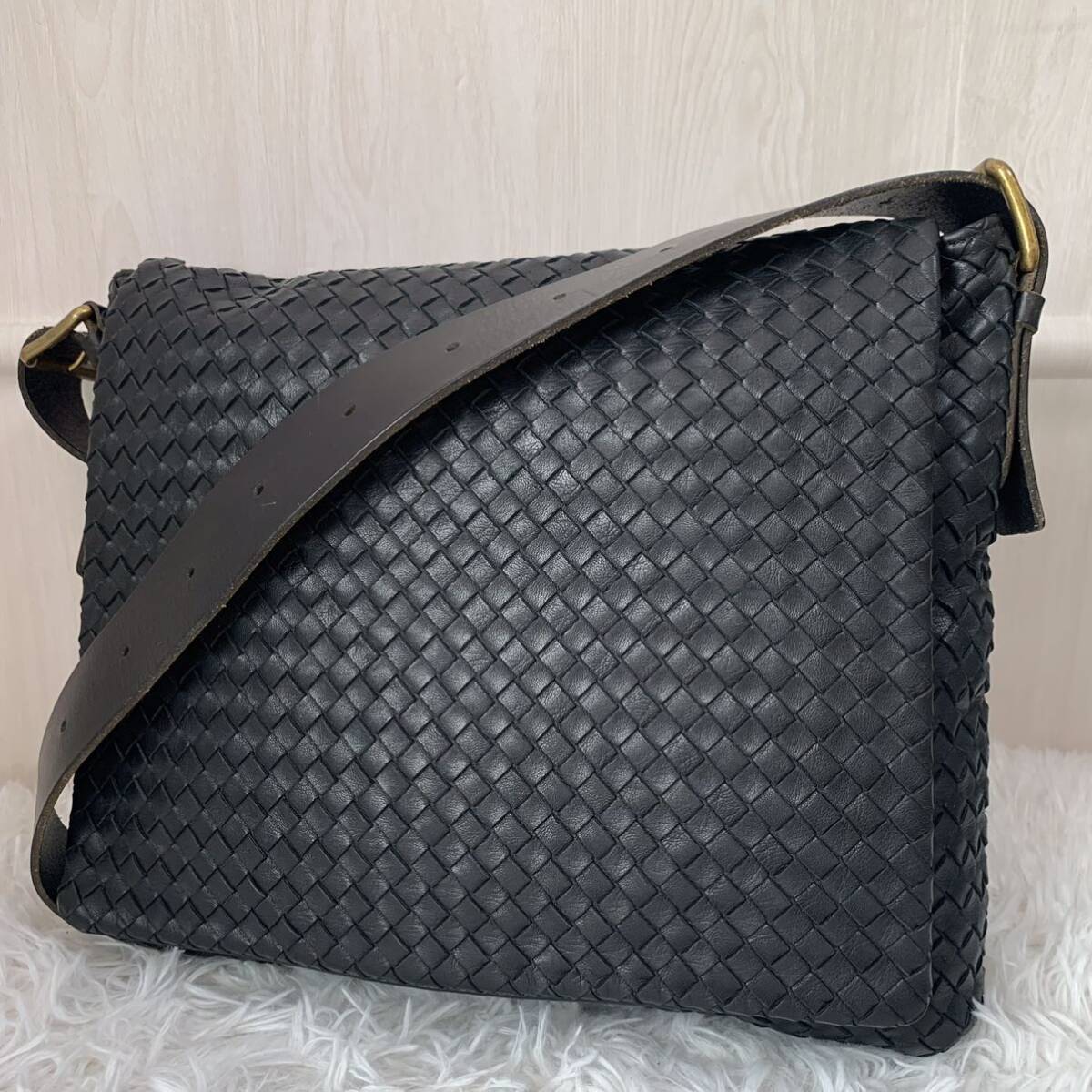 極美品/A4●ボッテガヴェネタ BOTTEGA VENETA ショルダーバッグ メッセンジャーバッグ メンズ ビジネス 大容量 イントレチャート レザー 黒_画像1