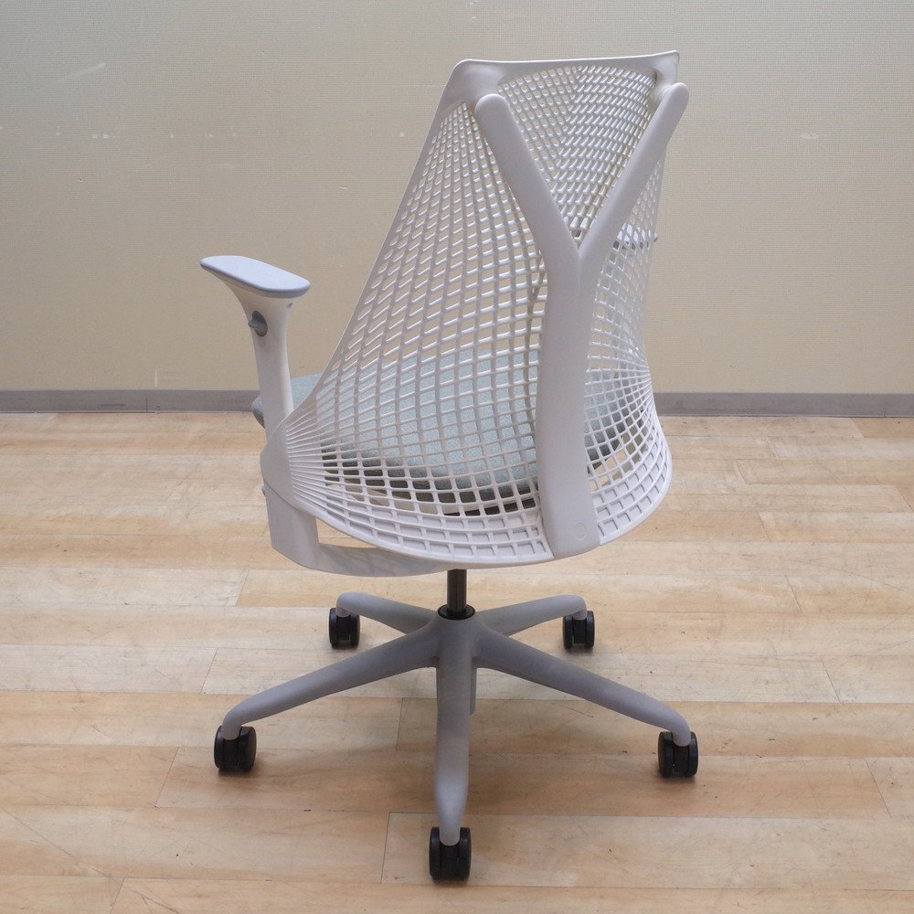 ハーマンミラー Herman Miller セイルチェア 肘付きオフィスチェア ホワイト/グレー 事務椅子 パソコンチェア EG13018 中古オフィス家具の画像4