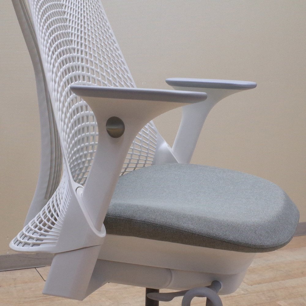ハーマンミラー Herman Miller セイルチェア 肘付きオフィスチェア ホワイト/グレー 事務椅子 パソコンチェア EG13018 中古オフィス家具の画像6