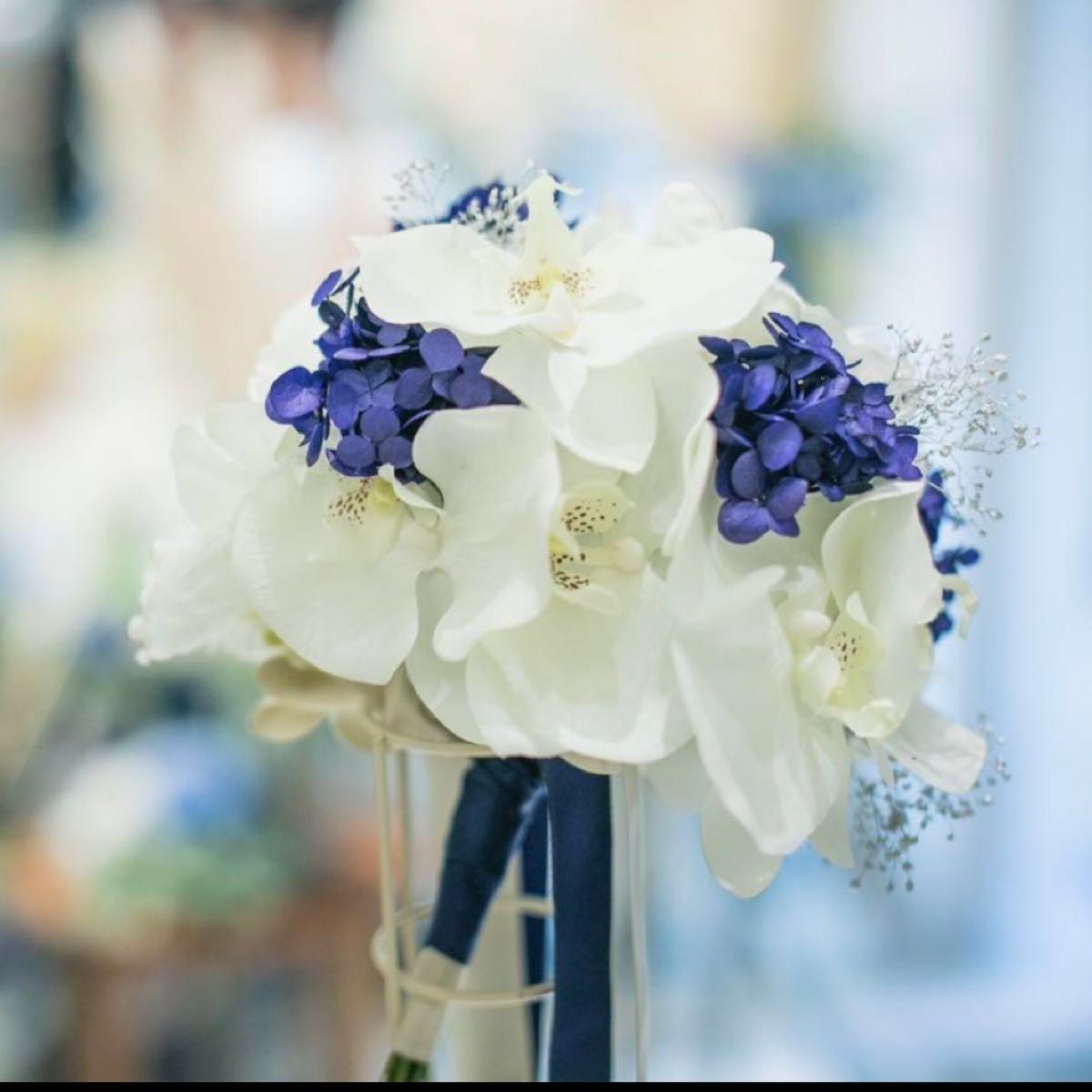 胡蝶蘭とシャクヤクのクラッチブーケ ブルー 結婚式 ブーケ 胡蝶蘭とシャクヤクのクラッチブーケ ブルー 結婚式 ブーケ