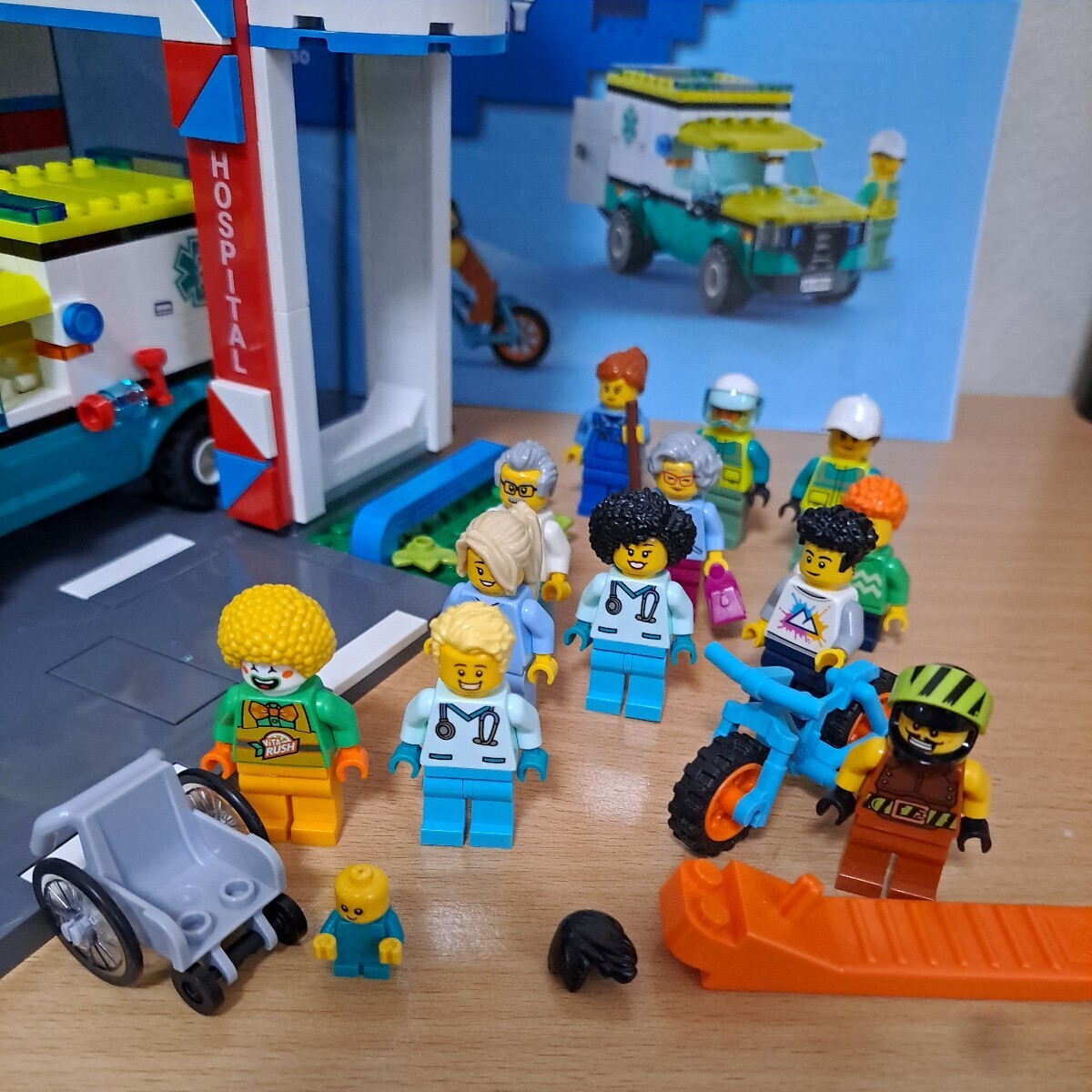 LEGO 60330 レゴシティの病院 救急車 ドクターヘリ ミニフィグ LEGO 60330 レゴシティの病院 救急車 ドクターヘリ ミニフィグ