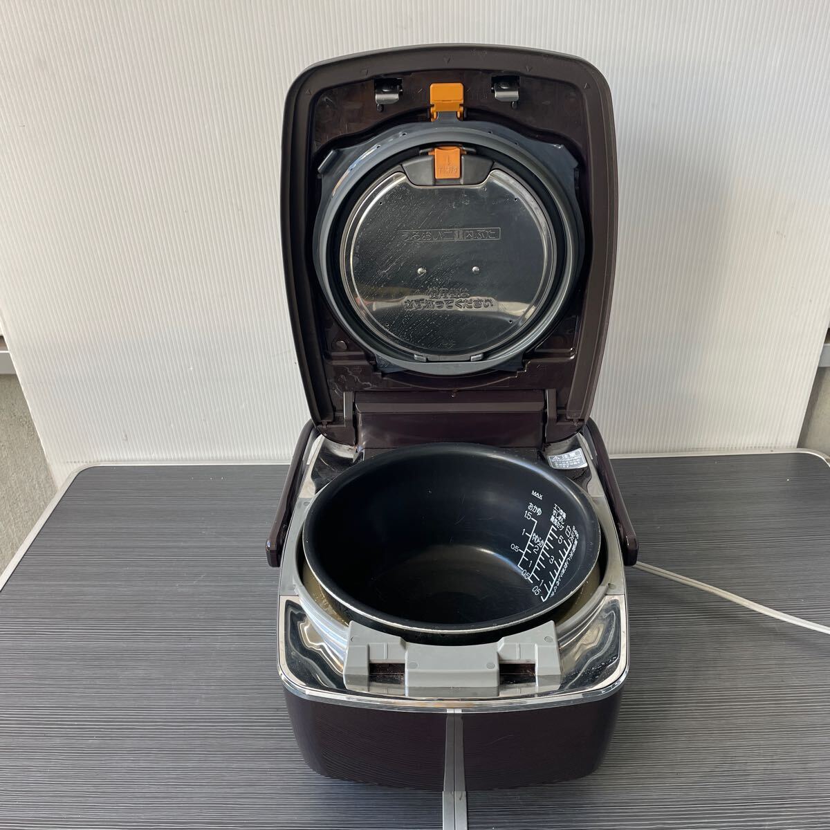 NW-AA10 ZOJIRUSHI 象印 圧力 IH 炊飯器 炊飯ジャー 5合炊き 通電確認済み の画像2