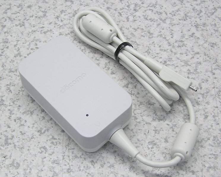 ■2個入荷 docomo/ドコモ 純正ACアダプタ 05 MicroUSB/MicroB 5V/1.8A マイクロUSB充電器 急速充電 送料無料の画像1