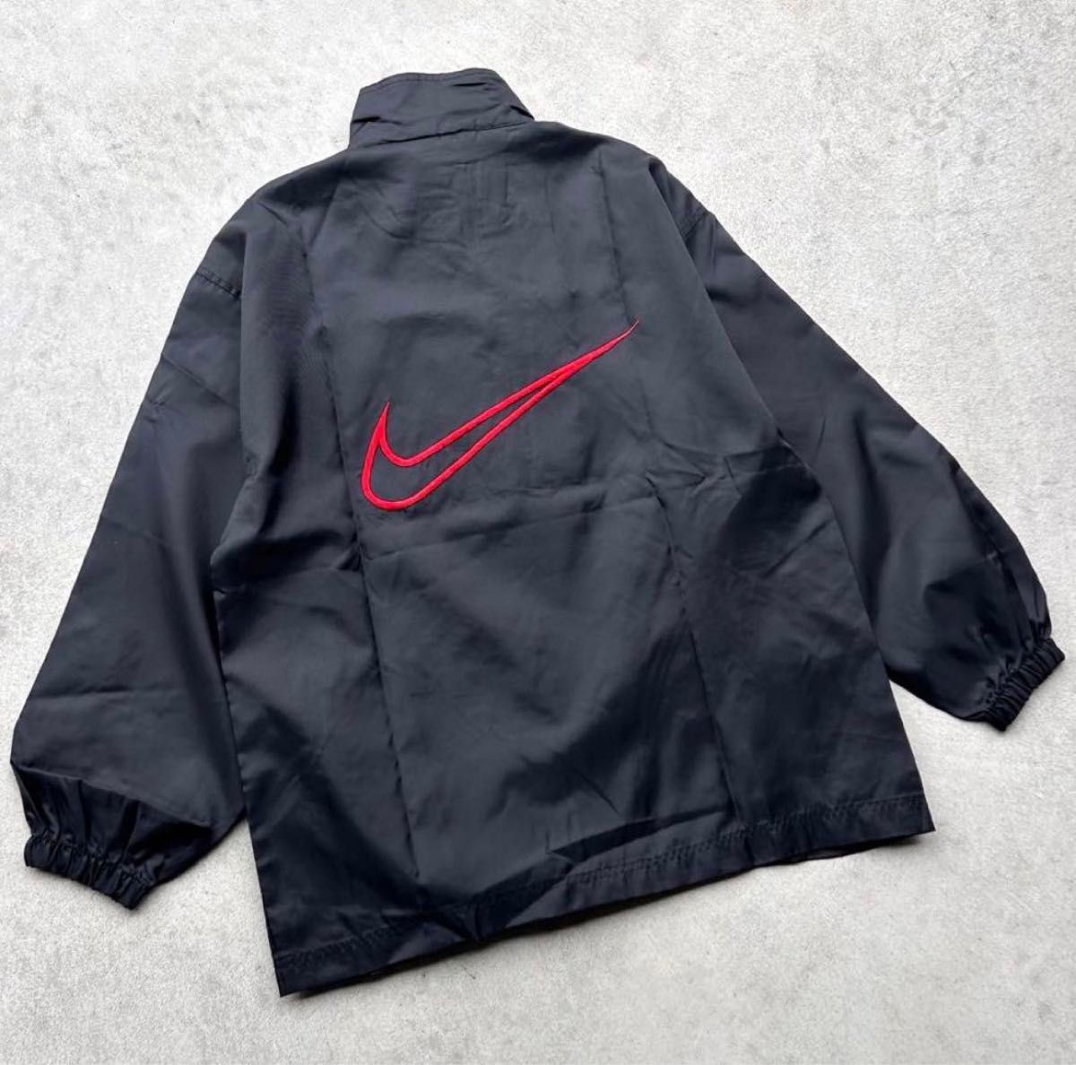 極美品 NIKE ナイキ 刺繍ロゴ 背面ロゴ ハーフジップ ナイロンプルオーバー 黒×赤 ブルズカラー ナイロンジャケット