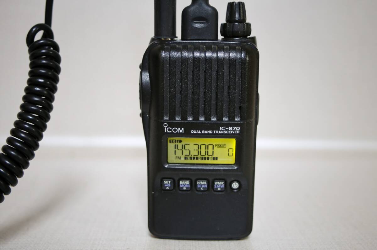 アイコム IC-S70 144/430MHz デュアルバンド 5W ハンディ無線機 美品 スピーカーマイクHM-186 / BP-263 電池バッテリーケース の画像2