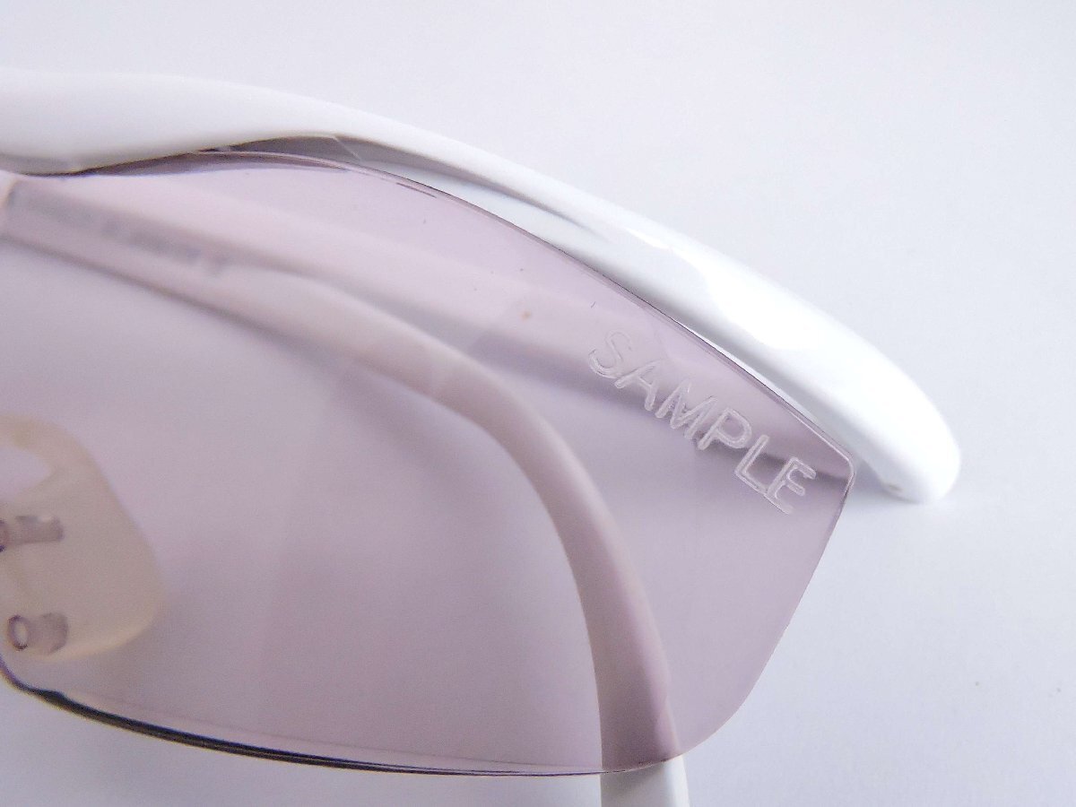 正規品 Hazuki ハズキルーペ メガネ型拡大鏡 ホワイトカラー 1.6× 日本製 サンプル品 ケース付きの画像2