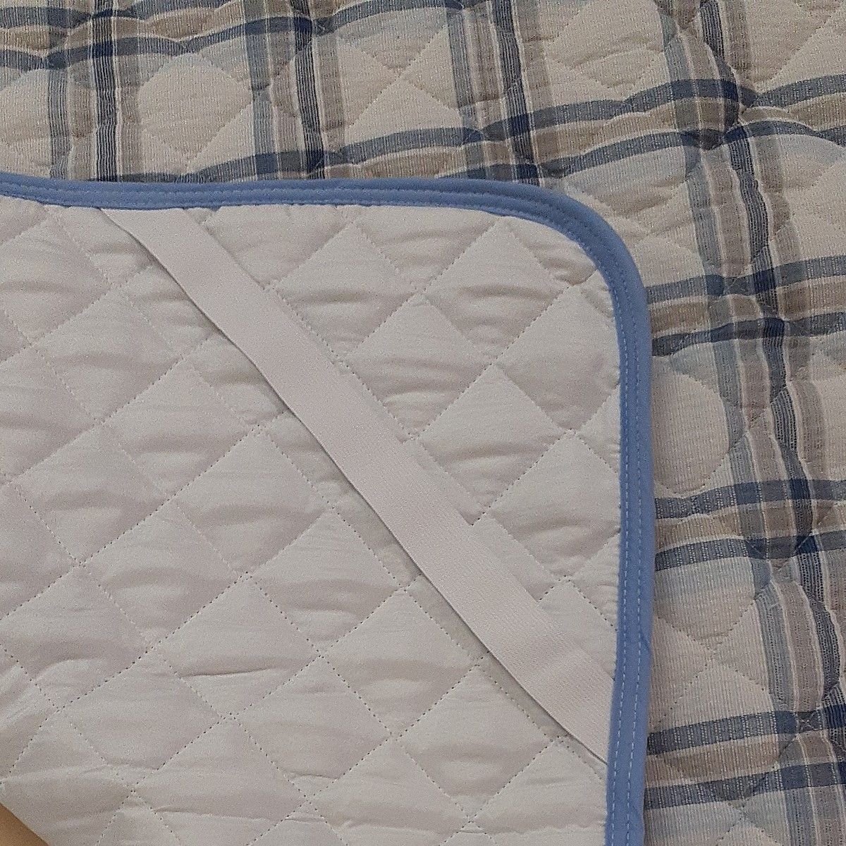 コットン敷パッド　綿しじら敷パッド　さわやか触感　シングルサイズ　四隅ゴム付き　ベッドにも使えます　