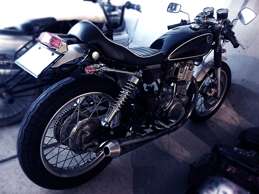 即決 YAMAHA SR400 500用 チャックボックス 白パイピング シート 即決 YAMAHA SR400 500用 チャックボックス 白パイピング シート