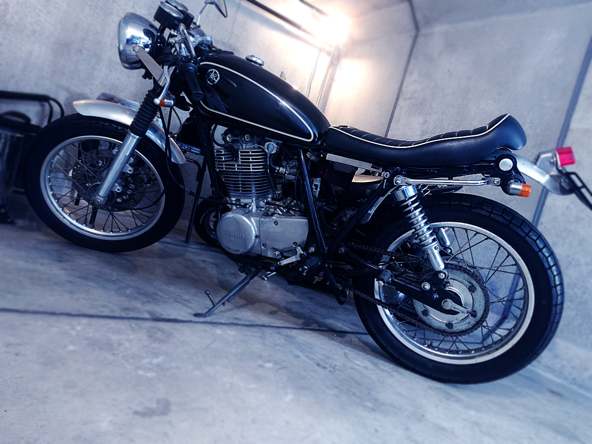 即決 YAMAHA SR400 500用 チャックボックス 白パイピング シート 即決 YAMAHA SR400 500用 チャックボックス 白パイピング シート