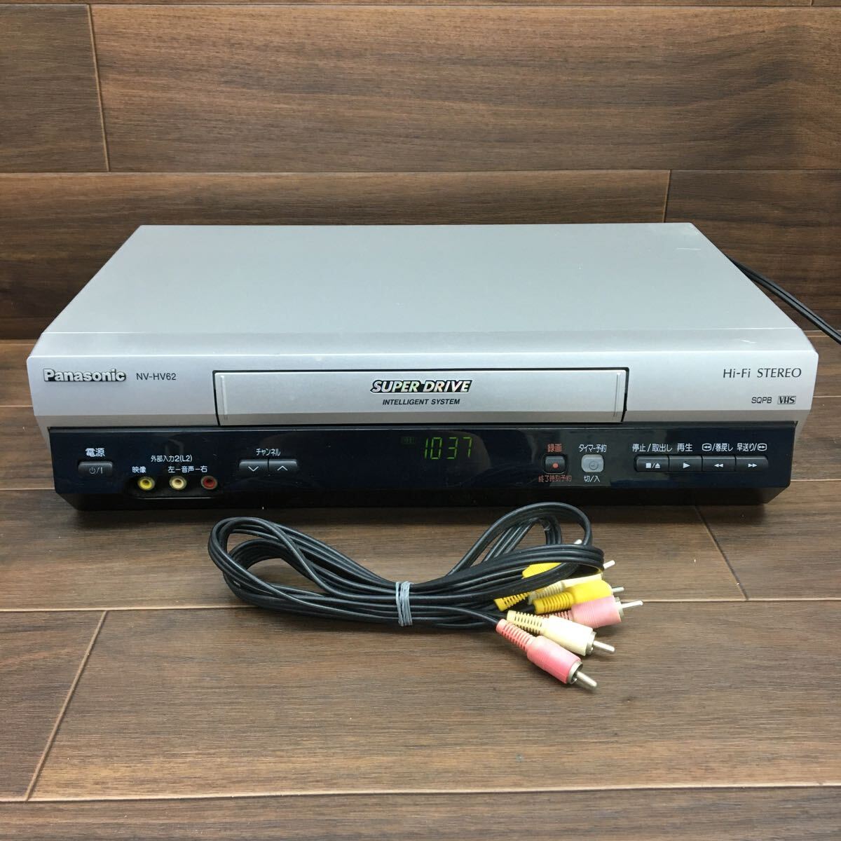 US 240409 B-38 Panasonic パナソニック VHSビデオデッキ NV-HV62-S 2005年製 Hi-Fi STEREO 映像機器 グレー 通電確認済み_画像1