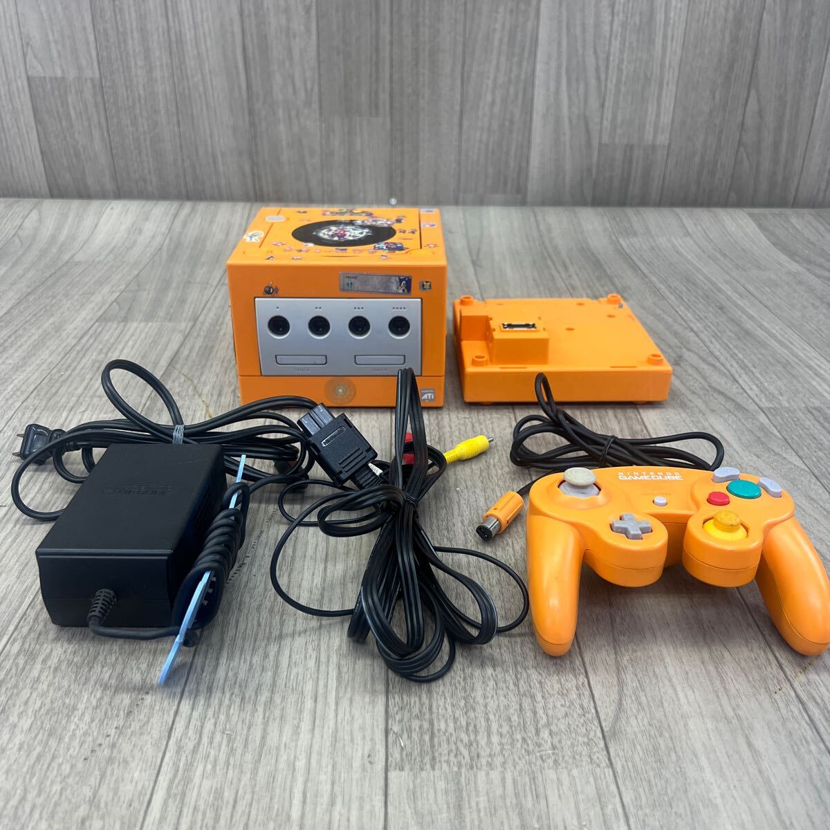 ■C-516 任天堂 Nintendo ゲームキューブ ゲームボーイプレーヤー DOL-001 DOL-017 コントローラー ゲーム機 本体 オレンジ 通電確認済み_画像1