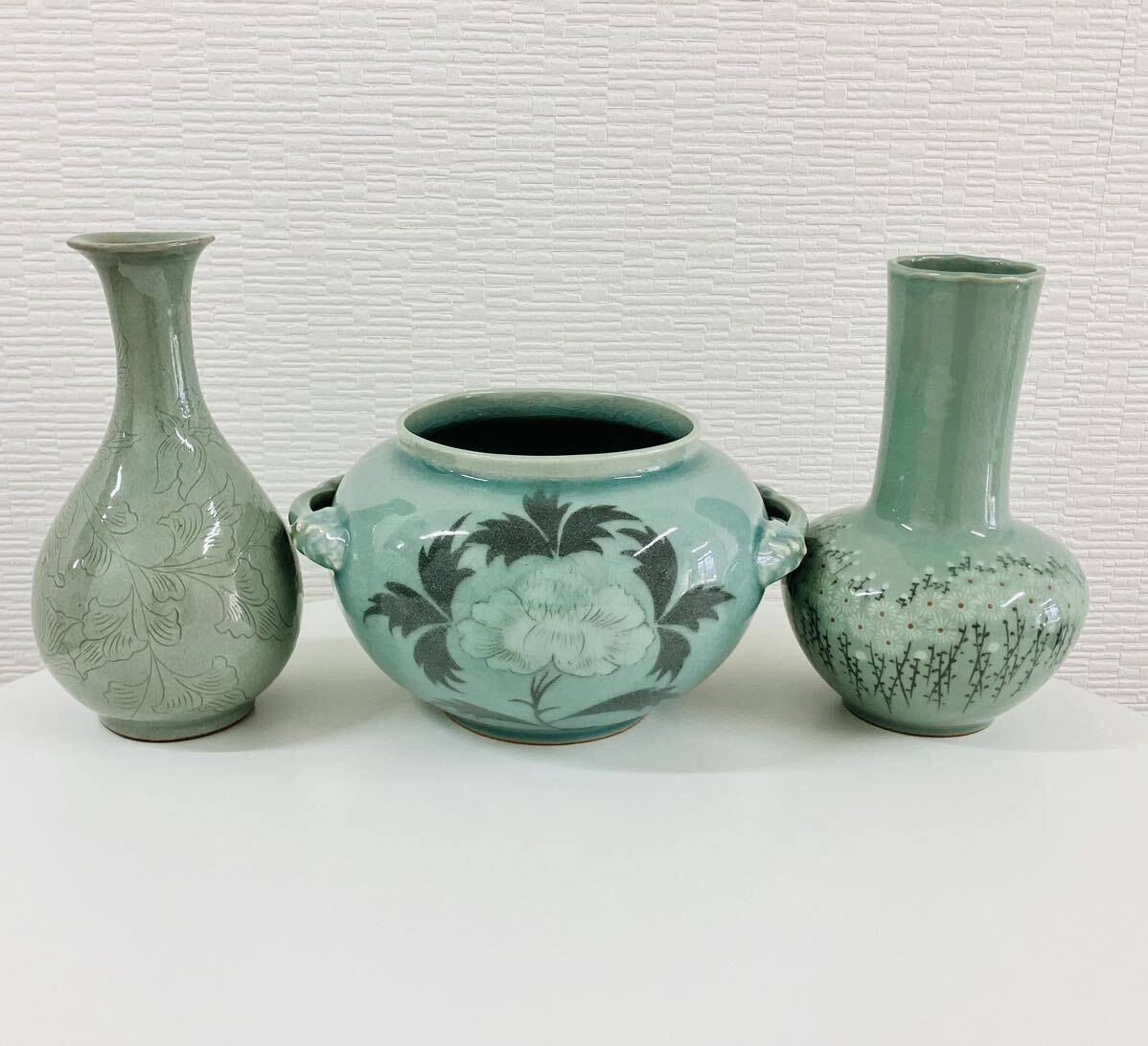 【送料無料!!3点おまとめ】青磁 花瓶 古壺 一輪挿し 花器 陶磁器 骨董品 古美術 インテリア アンティーク 泉 花/葉っぱ柄 共箱なし 現状品の画像1