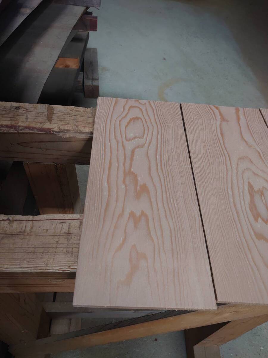 国産 栂 とが No.240402-E 無垢 乾燥材 板（長さ360～380㎜ｘ幅150㎜ｘ厚み8～10㎜）3枚 木材 DIY 棚板 小物作りにの画像4