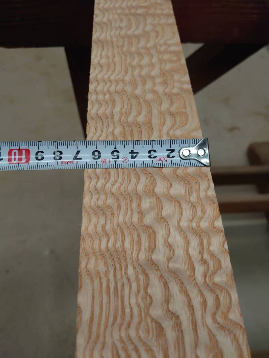 たも 縮み杢 No.240416-D 無垢 乾燥材 板（長さ710㎜ｘ幅65㎜ｘ厚み25㎜）1枚 木材 DIY 棚板 小物作りにの画像2