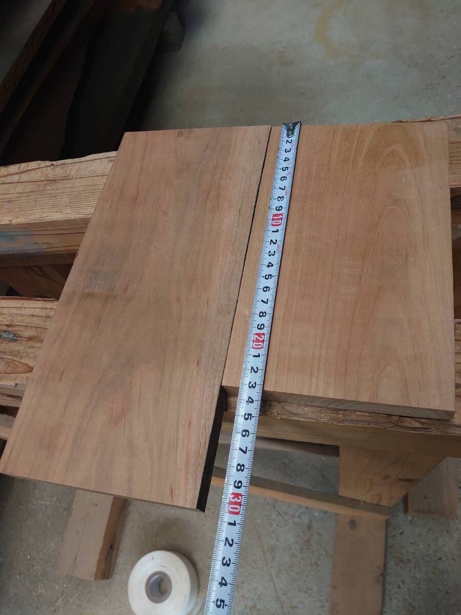 山桜 No.240424-F 無垢 乾燥材 板（長さ230～300㎜ｘ幅140㎜ｘ厚み18～20㎜）2枚 木材 DIY 棚板 小物作りにの画像1