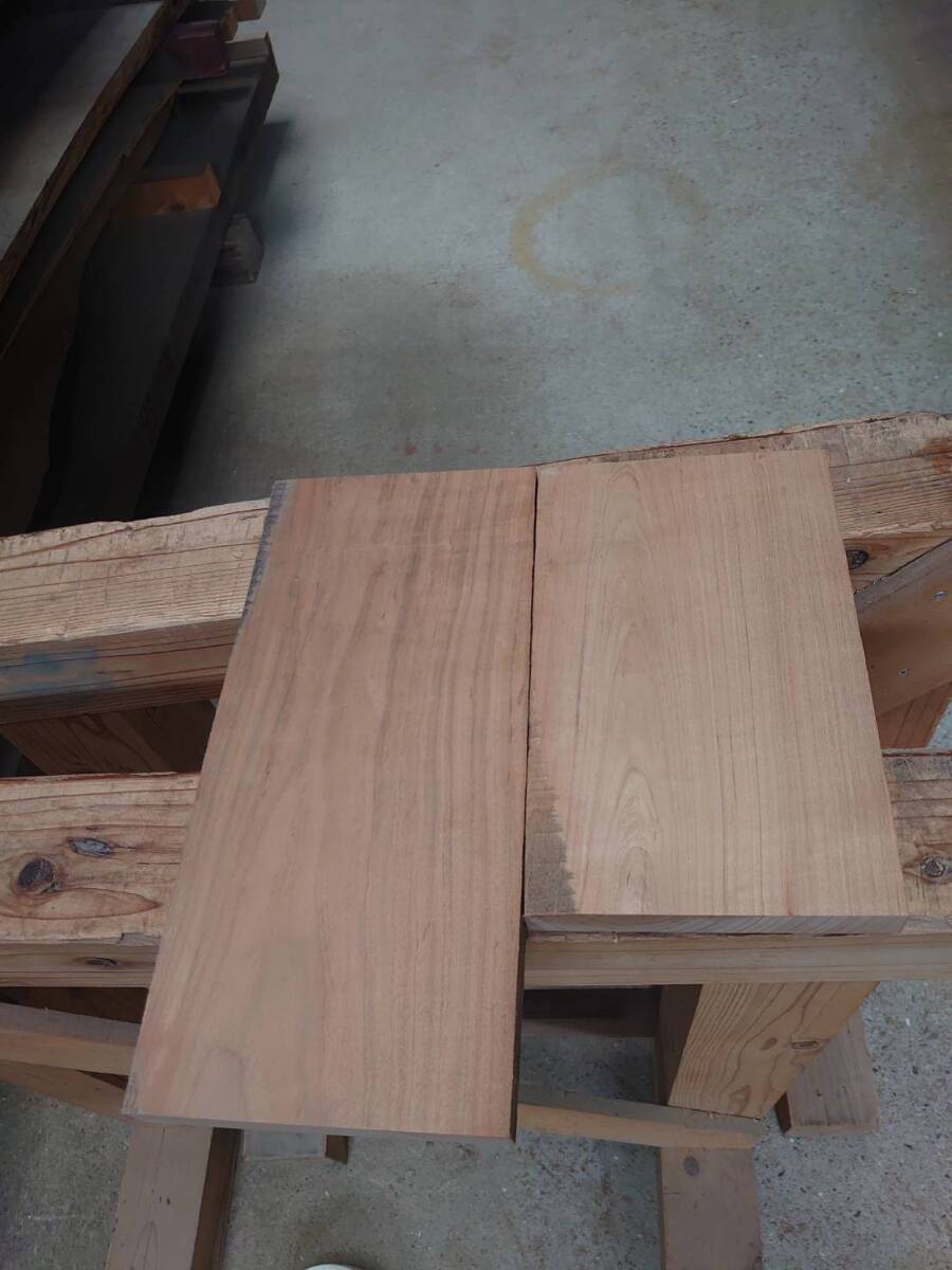 山桜 No.240424-F 無垢 乾燥材 板（長さ230～300㎜ｘ幅140㎜ｘ厚み18～20㎜）2枚 木材 DIY 棚板 小物作りにの画像3
