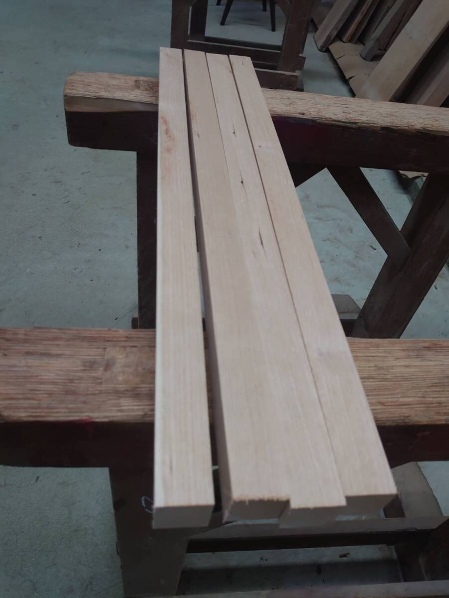 ブラックチェリー No.240426-A 無垢 乾燥材 角材（長さ620㎜ｘ幅30㎜ｘ厚み30㎜）4本 木材 DIY 棚板 小物作りにの画像2