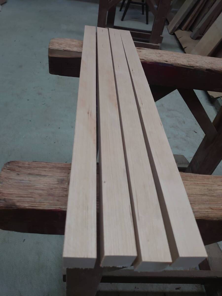 ブラックチェリー No.240426-A 無垢 乾燥材 角材（長さ620㎜ｘ幅30㎜ｘ厚み30㎜）4本 木材 DIY 棚板 小物作りにの画像3
