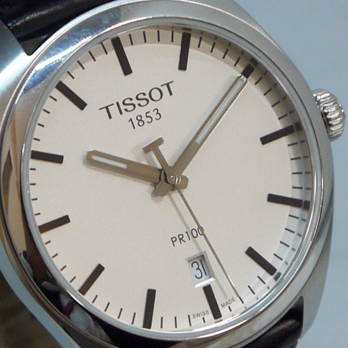 USED品・保管品 TISSOT ティソ T101410A クオーツ 腕時計 3針 デイト シルバー文字盤 レザーベルト ケース付き 動作品の画像4