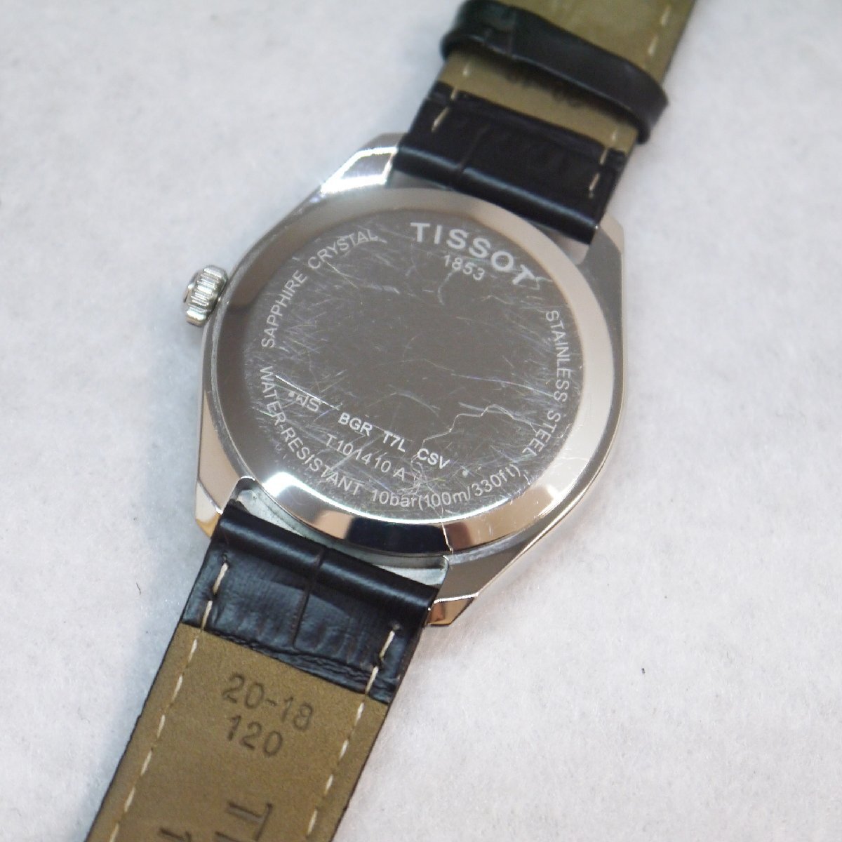 USED品・保管品 TISSOT ティソ T101410A クオーツ 腕時計 3針 デイト シルバー文字盤 レザーベルト ケース付き 動作品の画像6