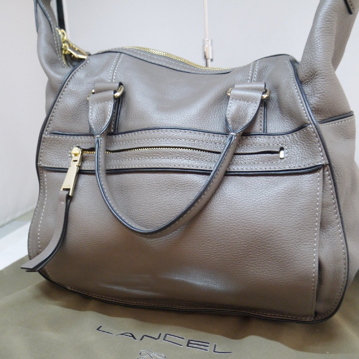 USED良品・保管品 LANCEL ランセル 2wayバッグ オールレザー グレー系 ゴールド金具 ハンドバッグ ショルダーバッグ 保存袋付の画像2