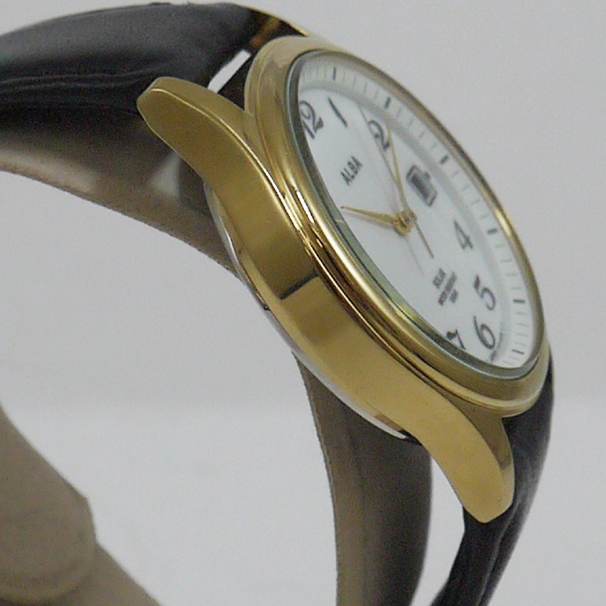 定形外送料無料 USED品・保管品 SEIKO セイコー ALBA アルバ V147-0AJ0 ソーラー3針 腕時計 デイト レザーベルト 白文字盤 動作品の画像5