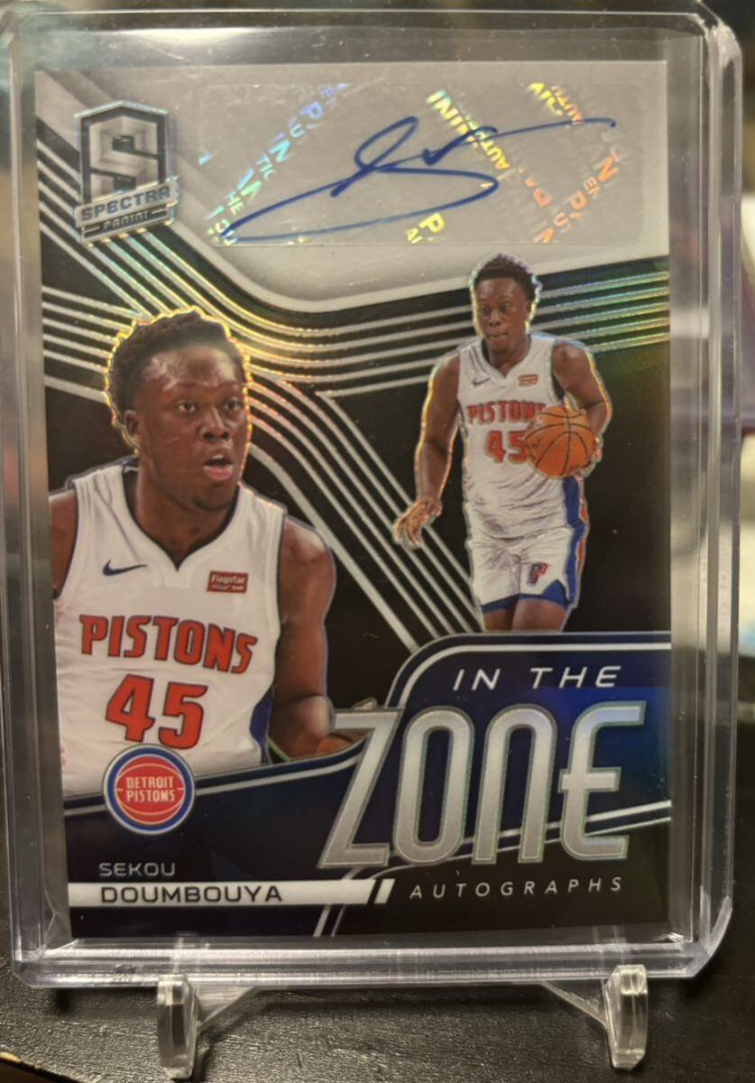 【Sekou Doumbouya】◆99枚限定直筆サインカード◆2020-21 PANINI Spectra Detroit Pistons ファーストナンバー! Auto NBAの画像1