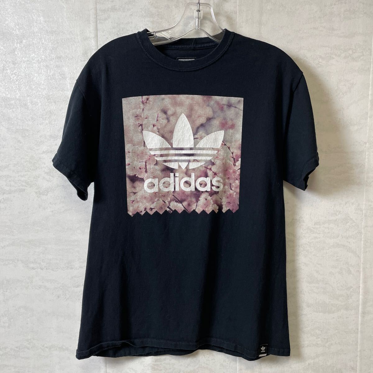 半袖Tシャツ アディダス adidas サイズM 花柄 桜 黒ブラック メンズ 古着 3028の画像1