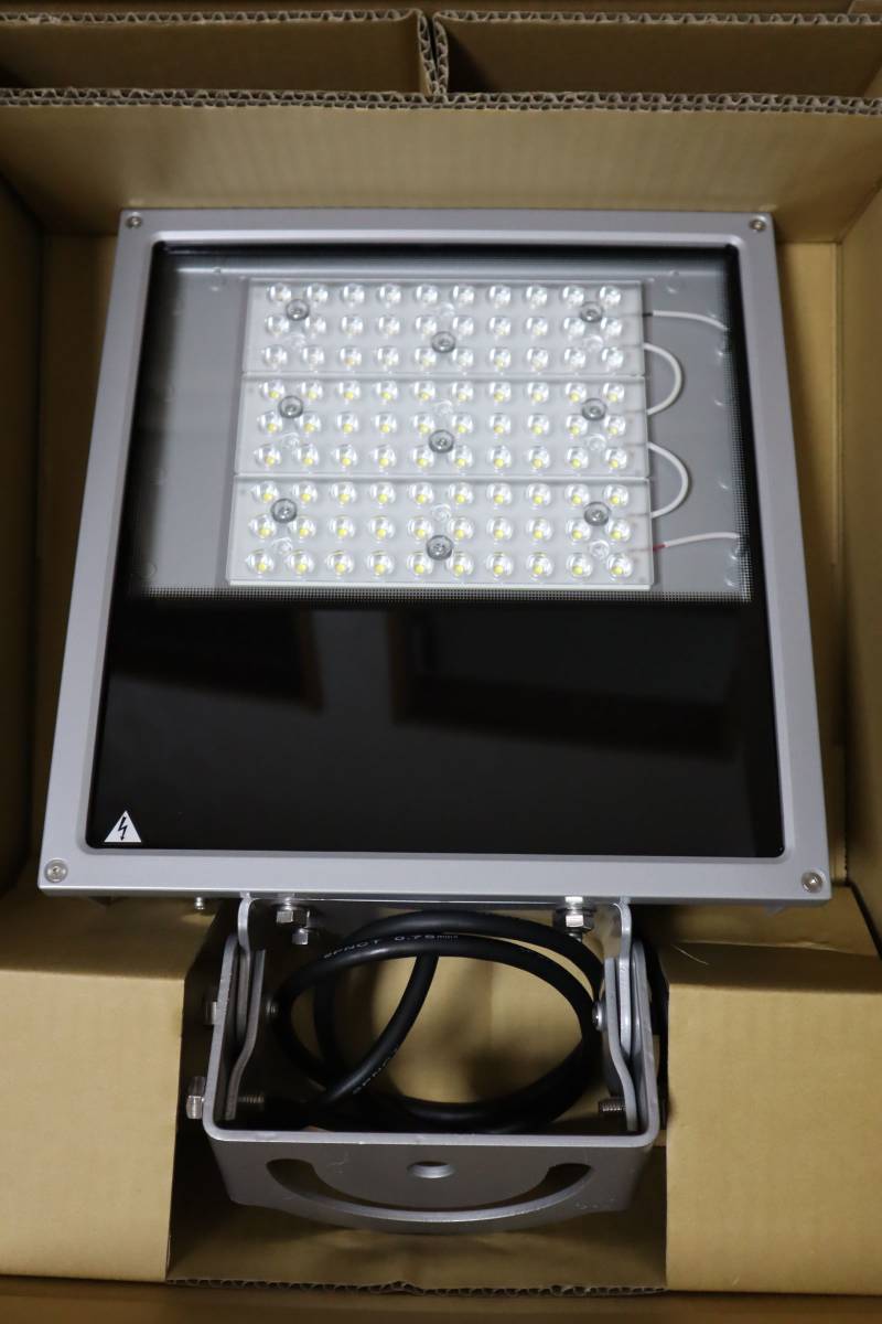 S0176(16) Y 【未使用品】東芝ライテックLEDS-23902NW-LJ2 LED投光器 22.700Lm 128.9lm/W 昼白色 定格寿命:60,000時間_画像3