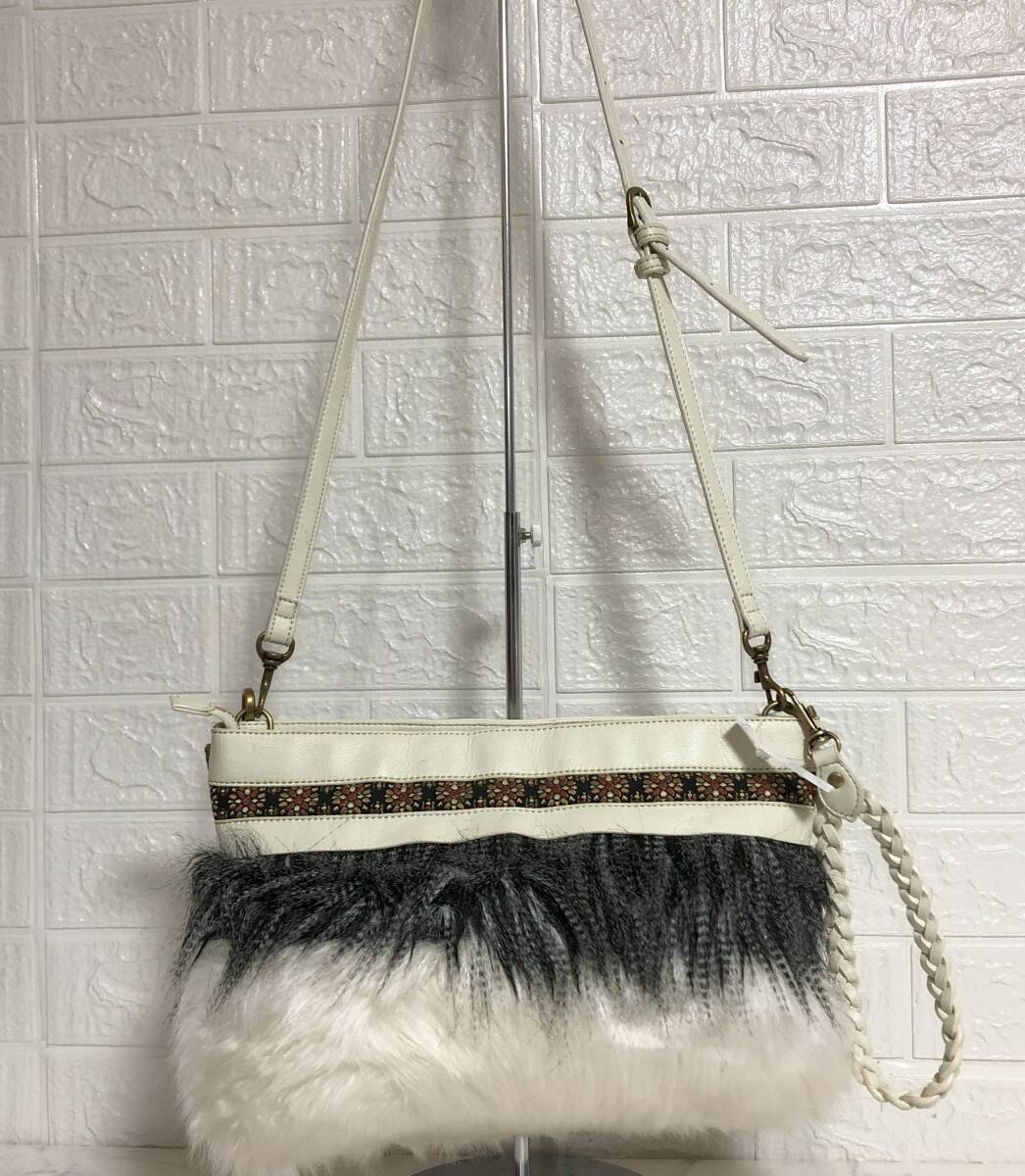 no22680 ANNA SUI Anna Sui leather PVC fake fur tassel diagonal .. shoulder bag pochette *