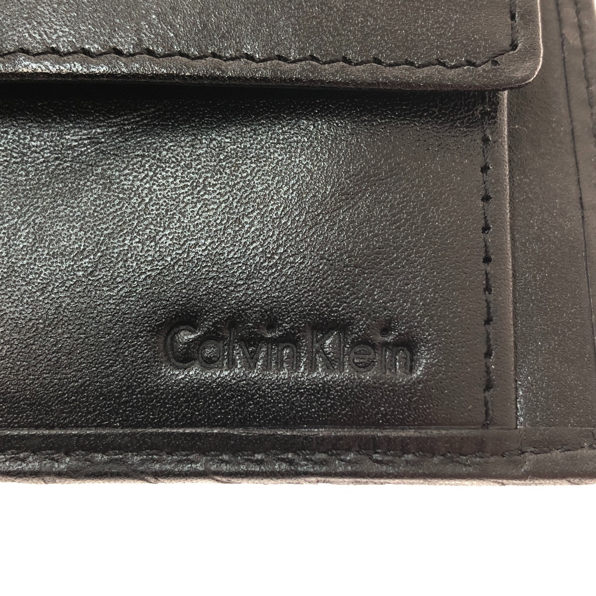 □□ Calvin Klein カルバンクライン 二つ折り財布 ロゴ 型押し 74285 ブラック やや傷や汚れあり_画像9