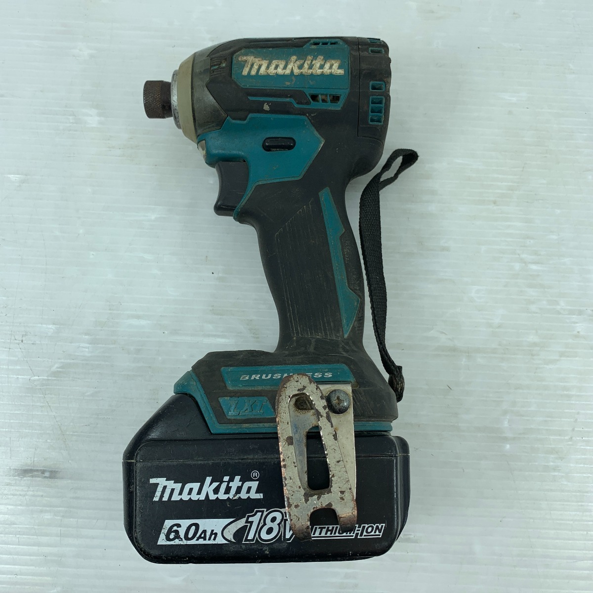 κκ MAKITA マキタ 電動工具 インパクトドライバ 充電器・充電池2個・ケース付 コードレス式 18v 19264 TD170D グリーン 傷や汚れあり_画像2